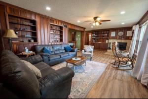 Beautiful home on Lake Michigan, near Escanaba的客厅配有真皮沙发和桌子