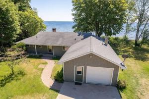 Beautiful home on Lake Michigan, near Escanaba的水前有车库的房子