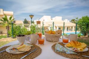 阿尔布费拉Glenridge Resort By Albufeira Rental的阳台上的桌子上摆着早餐食品和饮料
