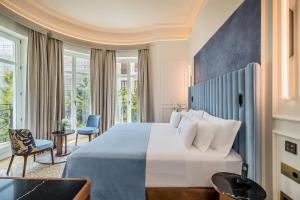 格拉纳达Palacio Gran Vía, a Royal Hideaway Hotel的酒店客房设有一张床和一个大窗户
