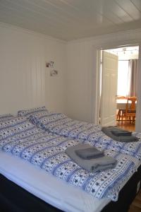 莫斯Skarmyra Apartment的一张大床,上面有蓝色和白色的床单