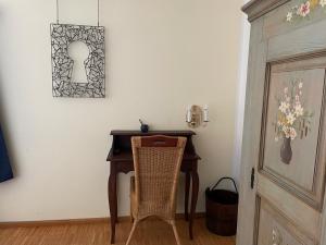 LooseLindenhof ChezArtistes的客房设有书桌、椅子和桌子。