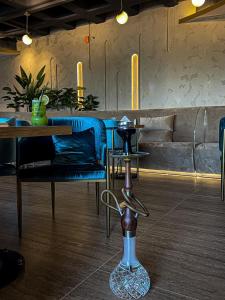 科威特Grand Hotel的一间带桌子和蓝色椅子的用餐室