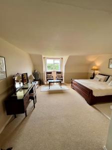 克利夫登Faul House的一间大卧室,配有一张床和一张书桌