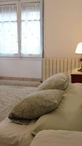 Murillo de Río LezaCasa rural Entre Dos Rios的一间卧室配有带两个枕头的床和窗户