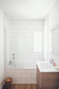 塞尼奥斯亿唐勃朗别墅酒店的白色的浴室设有浴缸和水槽。
