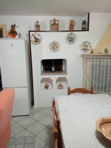 GiuggianelloCasa vacanza EliMari - Salento的带冰箱的厨房和客房内的一张床