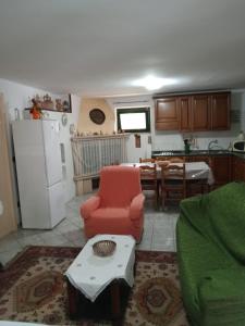 GiuggianelloCasa vacanza EliMari - Salento的一间带红色椅子的客厅和一间厨房