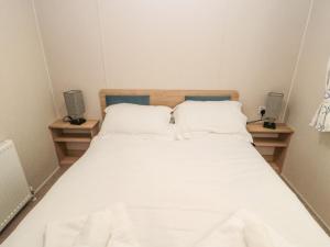 莫珀斯Moon Stone的一间卧室配有白色床和2个床头柜