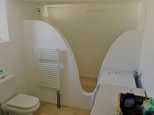 DhragoulásParos spacious apartment的白色的浴室设有卫生间和水槽。