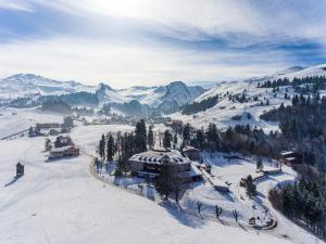 史多斯Gästehaus by Stoos Hotels的雪地中滑雪胜地的空中景观