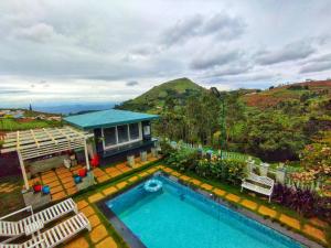 乌提La Niebla Farm Resort的房屋前有游泳池的房子