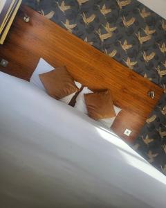 卢顿斯多克伍德酒店 - 卢顿机场的房间里的一张床的密闭