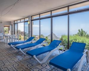 圣米格尔德阿沃纳Lo mejor de la montaña, Vista Bonita的窗户房间里一排蓝色的椅子