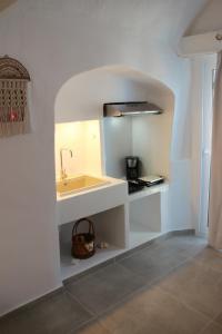 Mandrakiail Marinero mandrakia的白色的厨房设有水槽和台面