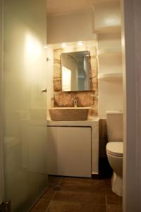 Mandrakiail Marinero mandrakia的一间带水槽、卫生间和镜子的浴室