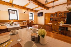 BrezjeTourist farm Tominc的用餐室配有木桌和椅子