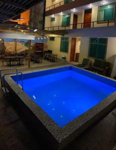伊察Hostel Boulevard的大楼里的一个大型蓝色游泳池