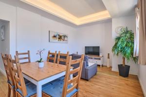 大加那利岛拉斯帕尔马斯Apartments Vegueta Suite的用餐室以及带桌椅的起居室。