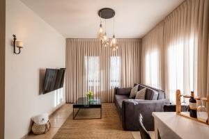 Yuval宏景精品Spa酒店的客厅配有沙发和桌子