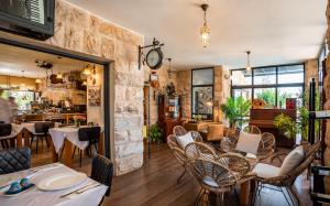 Yuval宏景精品Spa酒店的一间在房间内配有桌椅的餐厅