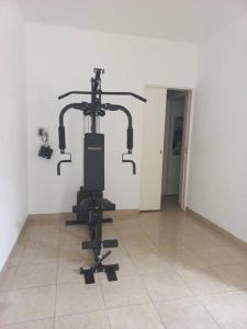 拉班达La Casa de Los Mellis..的走廊里的一个健身器材