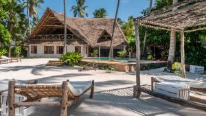江比阿Raha Lodge Zanzibar Boutique Hotel的一座带游泳池和大楼的度假村