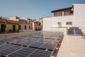 墨西拿Borgo Antico Rooms的建筑屋顶上的一组太阳能电池板