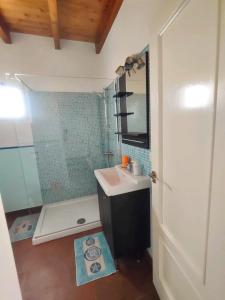大塔拉哈尔Suite Estrella Azul的一间带水槽和淋浴的浴室