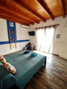 大塔拉哈尔Suite Estrella Azul的一间卧室设有一张绿色的床和一个大窗户