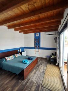 大塔拉哈尔Suite Estrella Azul的一间卧室设有一张床和木制天花板