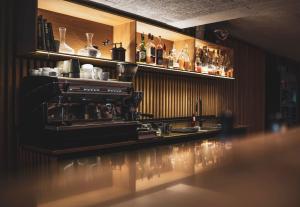 埃贝尔托夫特Langhoff & Juul Boutique Hotel og Restaurant的厨房设有带炉灶和瓶子的酒吧