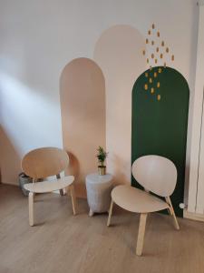 都灵绿竹生态旅舍的房间里的两张椅子和一张桌子