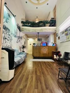 胡志明市Alleyway Hostel的一间铺有木地板的客厅
