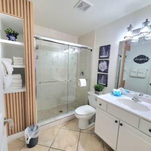 克利尔沃特Beach Condo的带淋浴、卫生间和盥洗盆的浴室