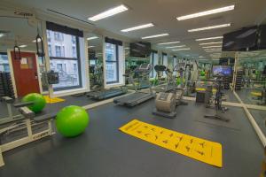 纽约Iroquois New York Times Square的健身房设有大型健身室和健身器材