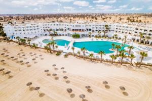 DjerbaBest Time Alkantara Djerba的享有度假村的空中景致,设有游泳池和棕榈树