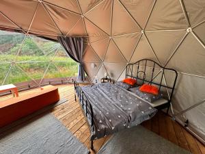 ŚciegnyGlamping Stodoła Dome的帐篷内的一个床位房间