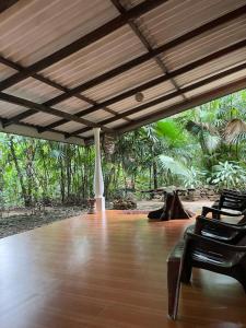 基图尔格勒Gallene Gala Nature Resort的配有一张大木桌子和椅子的房间