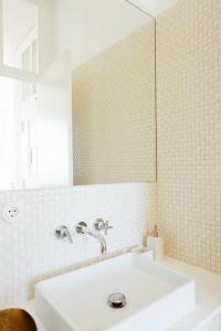 里斯本Lisboa Se, TravelingtoLisbon 271的白色的浴室设有水槽和镜子