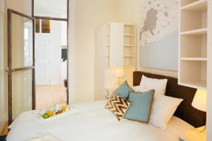 里斯本Lisboa Se, TravelingtoLisbon 271的卧室配有带枕头的白色床