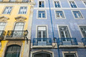 里斯本Lisboa Se, TravelingtoLisbon 271的一座高大的建筑,上面有蓝色的瓷砖