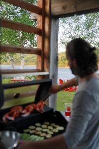 肖维尼根Le 2800 du Parc的女人在烧烤架上做饭