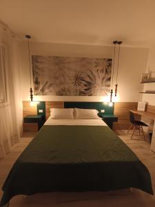 雷卡纳蒂港Corso Matteotti 162 - Affittacamere的一间卧室配有一张大床和一张书桌
