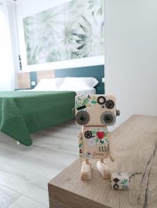 雷卡纳蒂港Corso Matteotti 162 - Affittacamere的坐在卧室桌子上的玩具机器人
