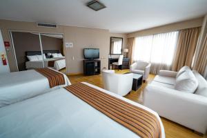 科尔多瓦阿梅里安科尔多瓦公园酒店 的酒店客房带两张床和一个客厅