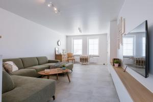 米德尔克尔克Modern house JULIE with spacious garden and garage的客厅配有沙发和桌子