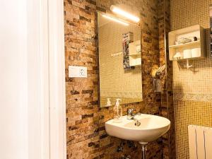 阿利坎特Mush Rooms Apartments的一间带水槽和镜子的浴室