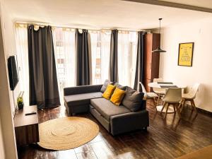 阿利坎特Mush Rooms Apartments的客厅配有沙发和桌子