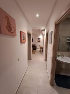 迈尔提勒COSTA MAR MARTIL 2 TETOUAN的走廊上设有带水槽和浴缸的浴室